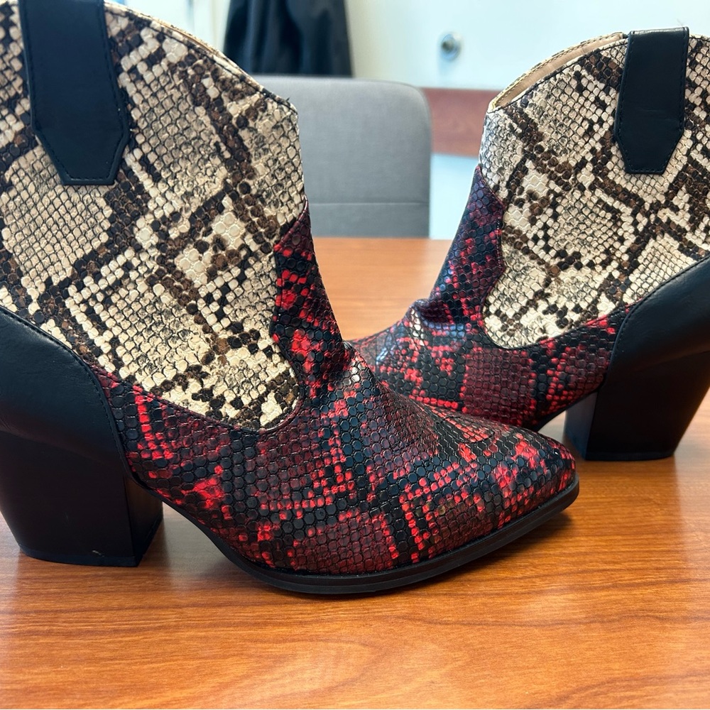 JustFab Dark Red & Tan Snakeskin Ankle Boots Size 5 1/2.  3” heel. NWOT Side Zip